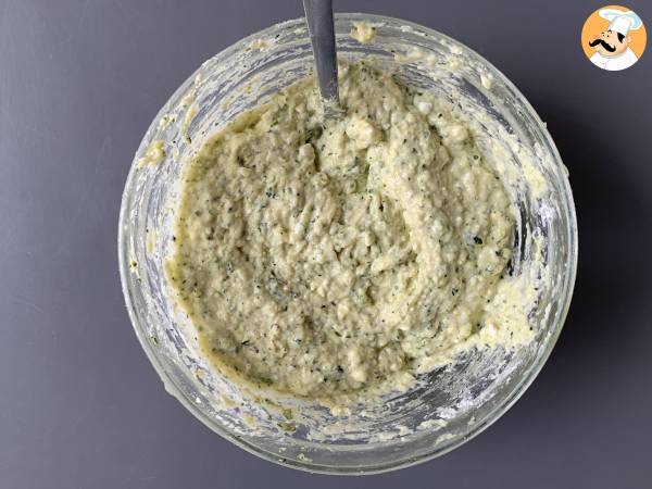 Friterade zucchinifritters med yoghurt och fetaostsås - Beredning steg 3