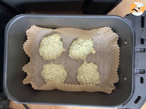 Friterade zucchinifritters med yoghurt och fetaostsås - Beredning steg 4