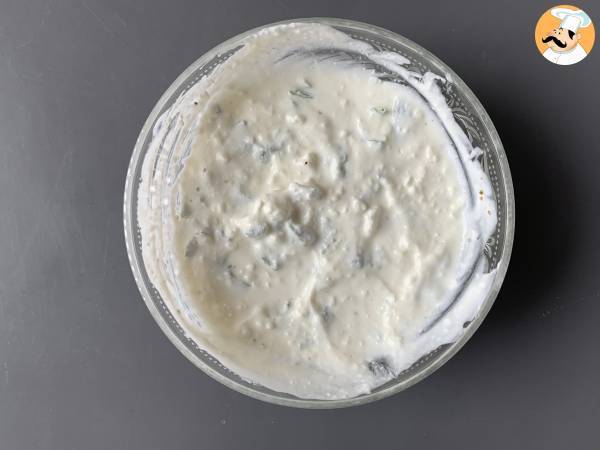Friterade zucchinifritters med yoghurt och fetaostsås - Beredning steg 5