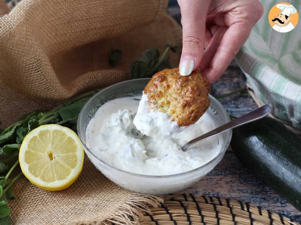 Friterade zucchinifritters med yoghurt och fetaostsås - Beredning steg 6