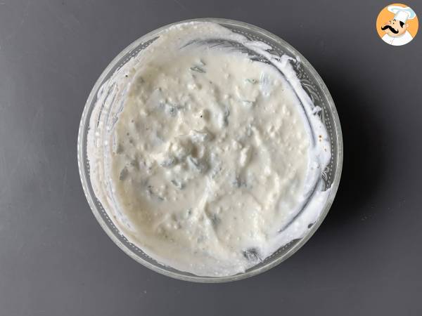 Superfräsch yoghurt-, feta-, citron- och myntasås! - Beredning steg 1