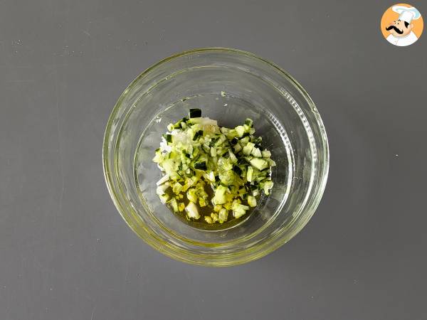 Grekisk yoghurt med gurka och lök - Beredning steg 1