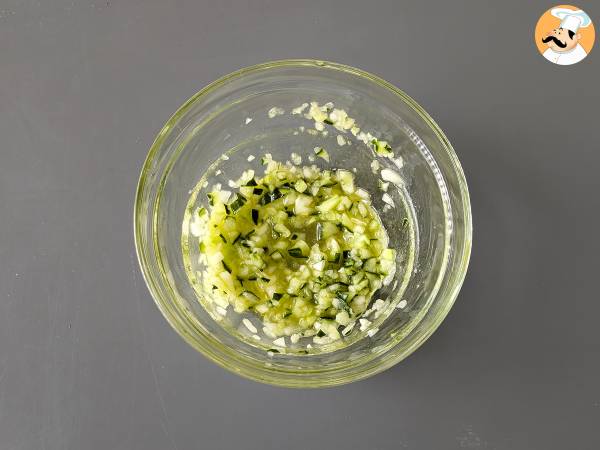 Grekisk yoghurt med gurka och lök - Beredning steg 2