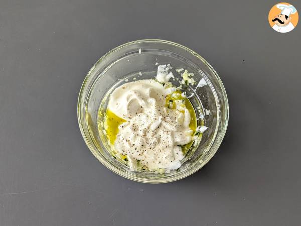 Grekisk yoghurt med gurka och lök - Beredning steg 3