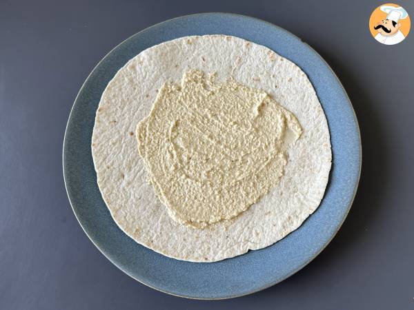 Medelhavswrap fylld med hummus, rucola, paprika och fetaost - Beredning steg 2