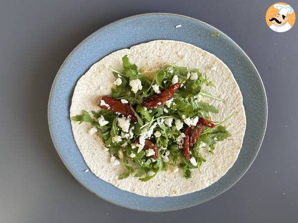 Medelhavswrap fylld med hummus, rucola, paprika och fetaost - Beredning steg 3