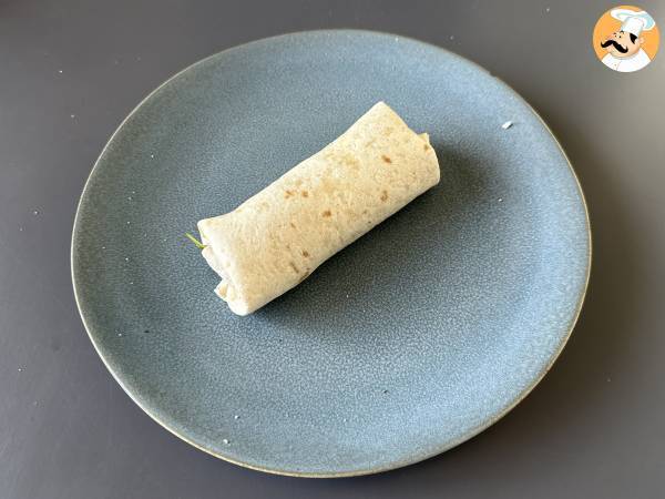 Medelhavswrap fylld med hummus, rucola, paprika och fetaost - Beredning steg 4