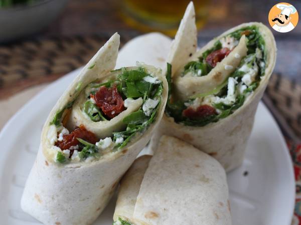 Medelhavswrap fylld med hummus, rucola, paprika och fetaost - Beredning steg 5