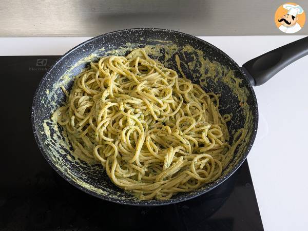 Pasta med zucchiniblommor, ricotta och pistagenötter - Beredning steg 6