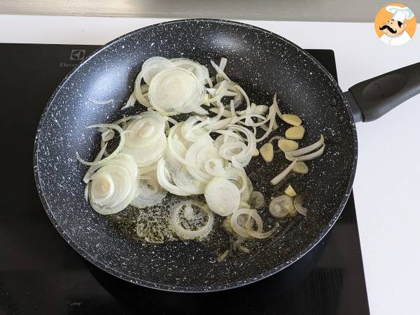 Krämig lökpasta: en välsmakande och superbillig rätt! - Beredning steg 2