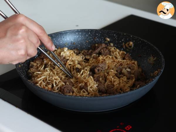 Hur lagar du snabbnudlar? Snabbt recept med nötkött och svamp! - Beredning steg 9