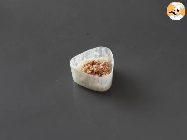 Tonfisk onigiri, den lilla japanska triangulära rismackan - おにぎり - Beredning steg 6
