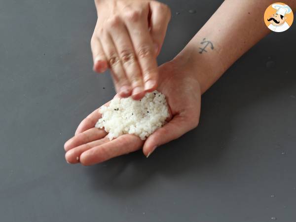 Tonfisk onigiri, den lilla japanska triangulära rismackan - おにぎり - Beredning steg 11