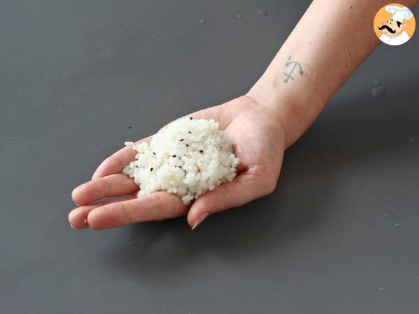 Tonfisk onigiri, den lilla japanska triangulära rismackan - おにぎり - Beredning steg 12
