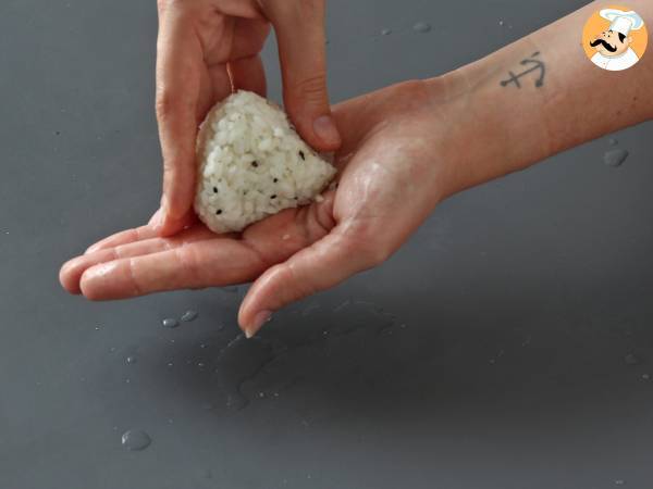 Tonfisk onigiri, den lilla japanska triangulära rismackan - おにぎり - Beredning steg 13