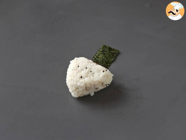 Tonfisk onigiri, den lilla japanska triangulära rismackan - おにぎり - Beredning steg 14