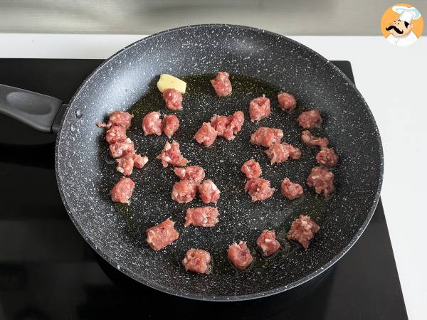 Krämig pasta med champinjoner och korv - Beredning steg 2