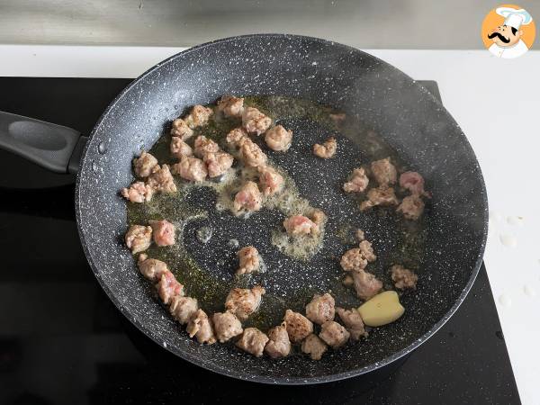 Krämig pasta med champinjoner och korv - Beredning steg 3