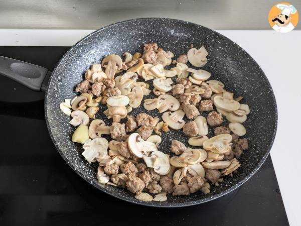 Krämig pasta med champinjoner och korv - Beredning steg 4