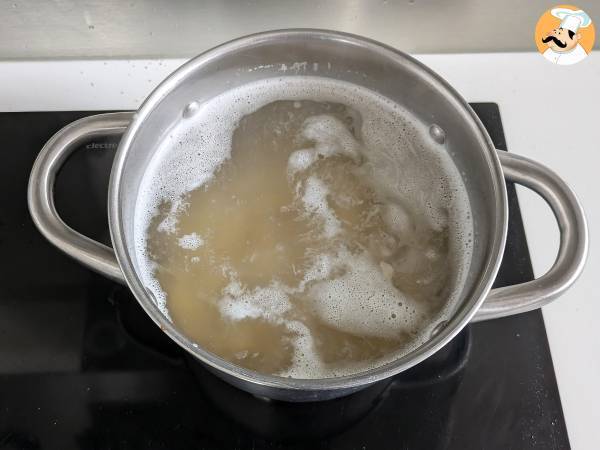 Krämig pasta med champinjoner och korv - Beredning steg 5