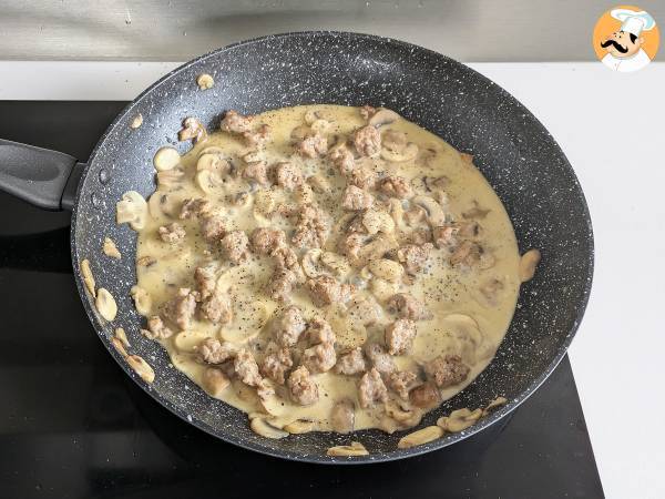 Krämig pasta med champinjoner och korv - Beredning steg 6