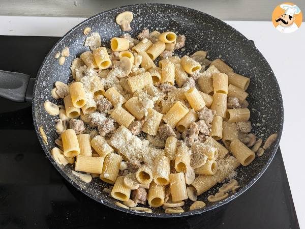 Krämig pasta med champinjoner och korv - Beredning steg 7