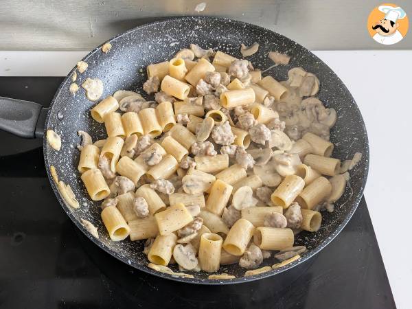 Krämig pasta med champinjoner och korv - Beredning steg 8