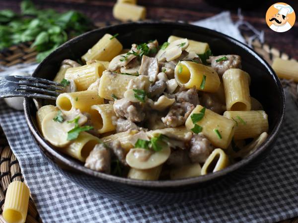 Krämig pasta med champinjoner och korv - Beredning steg 9