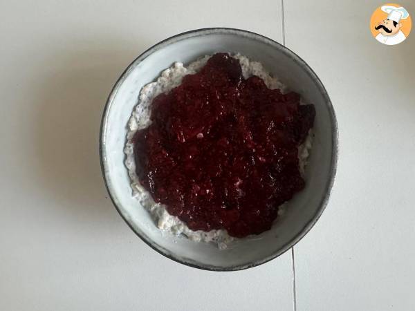 Overnight oats med röd frukt och choklad, en hälsosam och mättande frukost! - Beredning steg 5