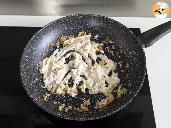 Pasta med ricotta och valnötter: krämig och knaprig - Beredning steg 5
