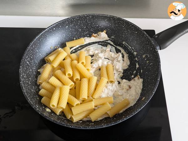 Pasta med ricotta och valnötter: krämig och knaprig - Beredning steg 6