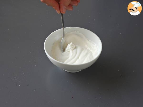 Turkiska ägg på en bas av yoghurt och kryddig olja - çilbir - Beredning steg 1