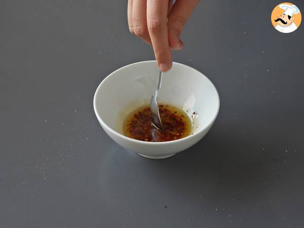 Turkiska ägg på en bas av yoghurt och kryddig olja - çilbir - Beredning steg 2