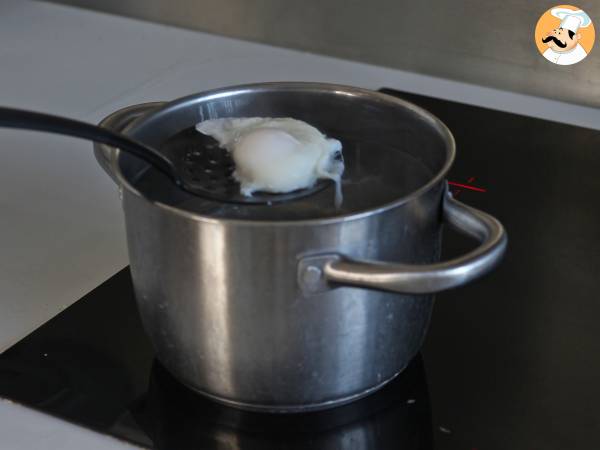 Turkiska ägg på en bas av yoghurt och kryddig olja - çilbir - Beredning steg 4