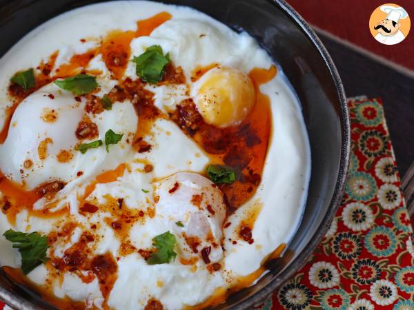 Turkiska ägg på en bas av yoghurt och kryddig olja - çilbir - Beredning steg 5