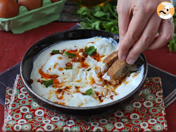 Turkiska ägg på en bas av yoghurt och kryddig olja - çilbir - Beredning steg 6