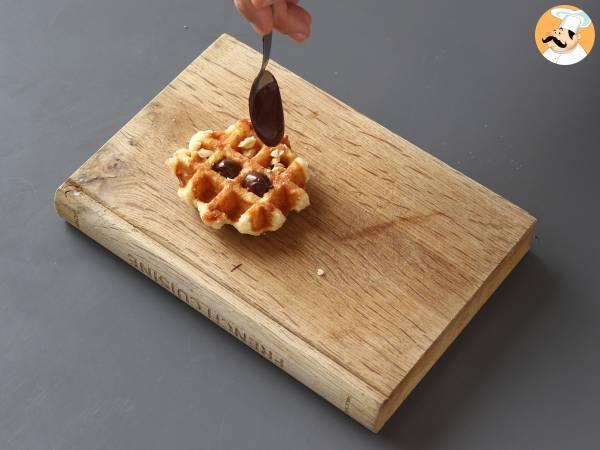 Våfflor med frukt, choklad och vispgrädde - Beredning steg 3