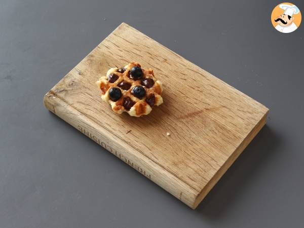 Våfflor med frukt, choklad och vispgrädde - Beredning steg 4
