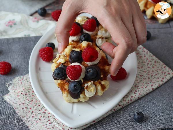 Våfflor med frukt, choklad och vispgrädde - Beredning steg 7