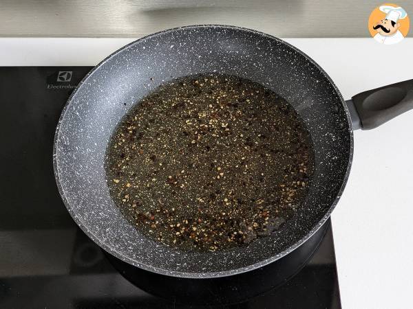 Spaghetti cacio e pepe: 3 ingredienser, en explosion av smak! - Beredning steg 3