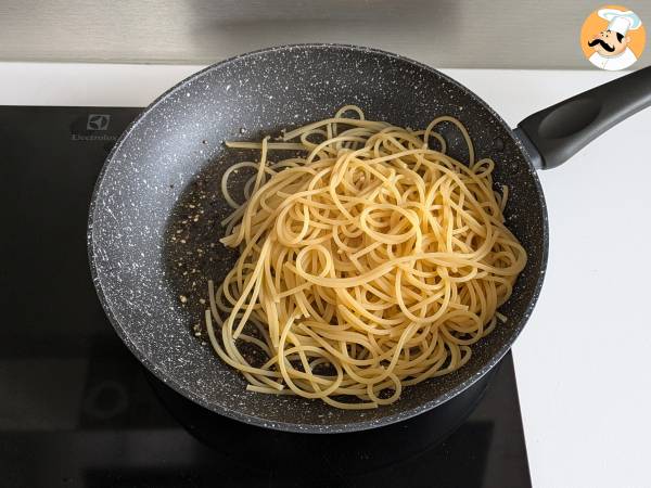 Spaghetti cacio e pepe: 3 ingredienser, en explosion av smak! - Beredning steg 5