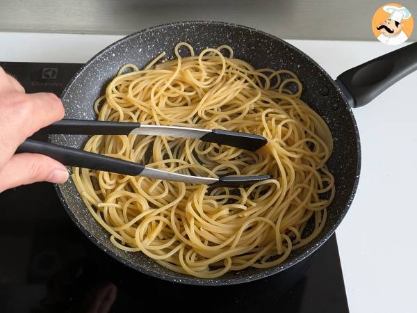 Spaghetti cacio e pepe: 3 ingredienser, en explosion av smak! - Beredning steg 6