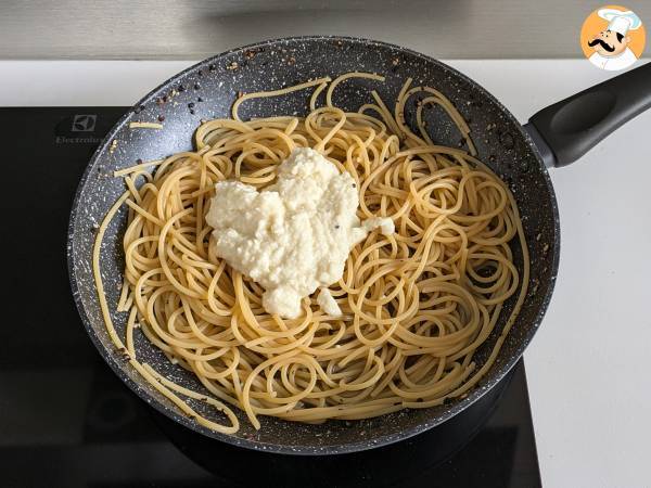 Spaghetti cacio e pepe: 3 ingredienser, en explosion av smak! - Beredning steg 8