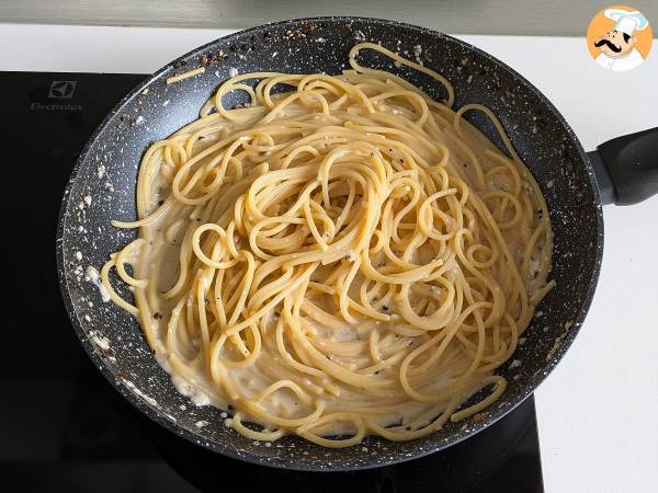 Spaghetti cacio e pepe: 3 ingredienser, en explosion av smak! - Beredning steg 9