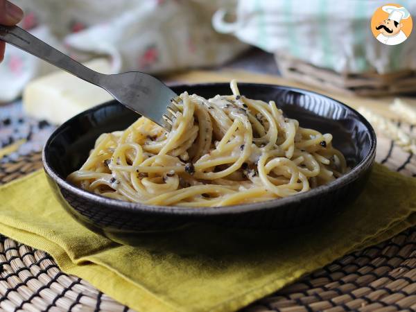 Spaghetti cacio e pepe: 3 ingredienser, en explosion av smak! - Beredning steg 10