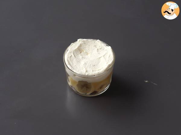 Glas i banoffee-stil för dem som älskar bananer och karamell - Beredning steg 11