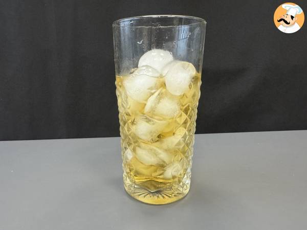 Alkoholfri Martini Spritz, en söt och blommig cocktail för aperitifen - Beredning steg 2