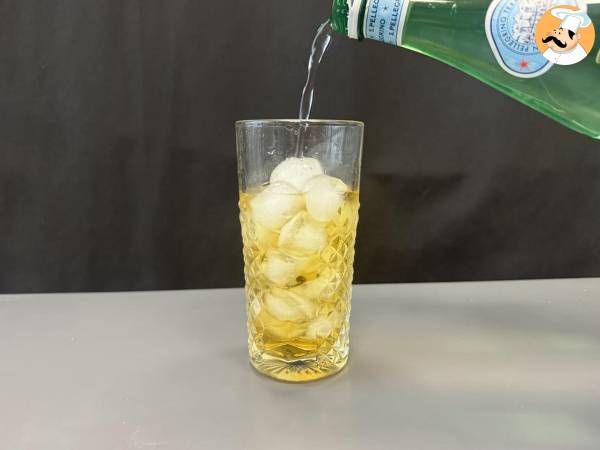 Alkoholfri Martini Spritz, en söt och blommig cocktail för aperitifen - Beredning steg 3