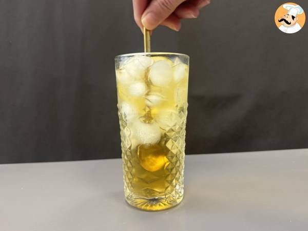 Alkoholfri Martini Spritz, en söt och blommig cocktail för aperitifen - Beredning steg 4