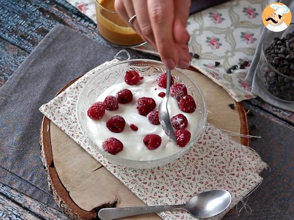 Skyrskål med röd frukt, jordnötssmör och choklad - Beredning steg 2
